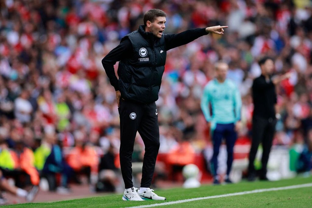 Manajer Brighton Fabian Hurzeler memberikan instruksi kepada para pemainnya saat laga Liga Inggris lawan Arsenal di di Stadion Emirates, London, Sabtu (31/8/2024). 