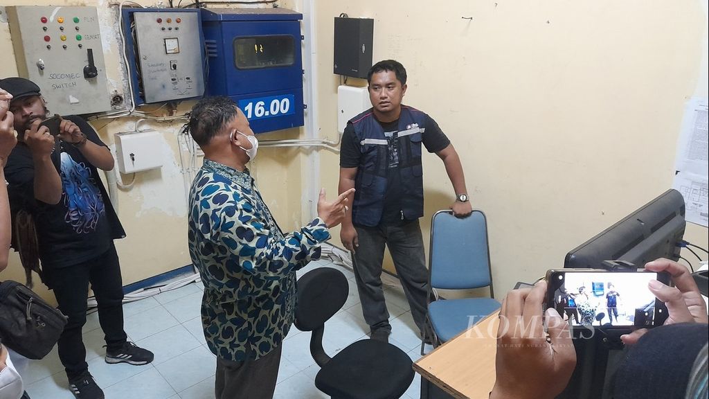 Komisioner Komnas HAM Choirul Anam (mengenakan batik) tengah mengecek televisi pemantau atau CCTV di salah satu ruang di Stadion Kanjuruhan, Malang, Jawa Timur, Kamis (20/10/2022)