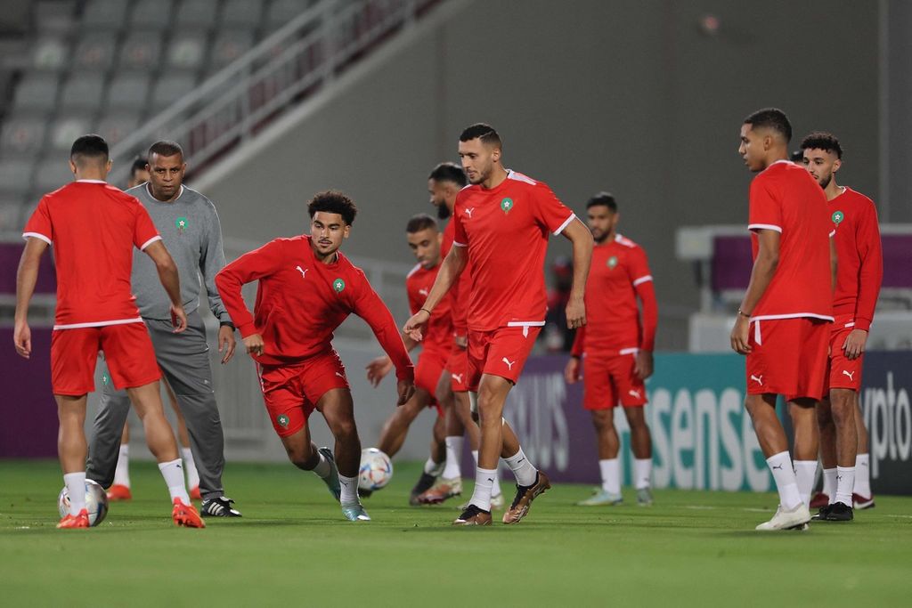Pemain Maroko berlatih bersama di Stadion Al Duhail SC, Doha, Jumat (9/12/2022). Maroko akan melawan Portugal dalam pertandingan babak perempat final Piala Dunia Qatar. Sabtu (10/12/2022). 