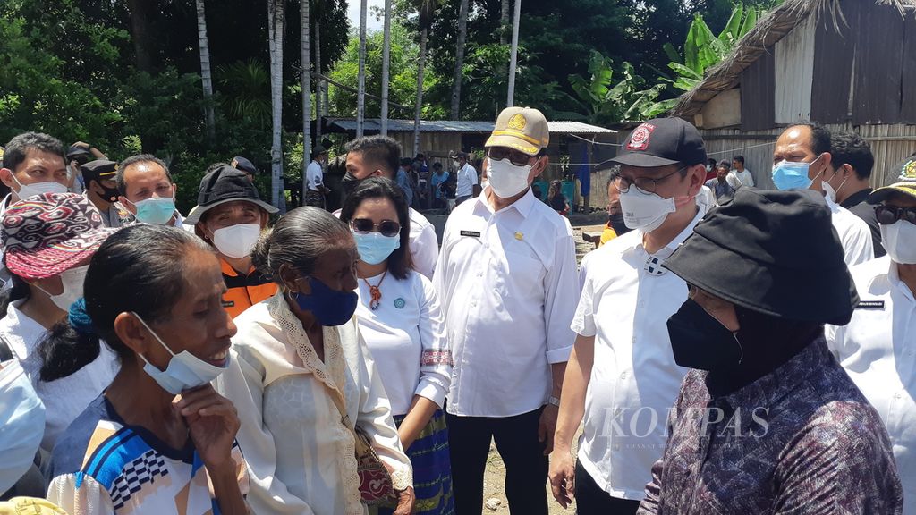 Menteri Sosial Tri Rismaharini (kanan) berbincang dengan seorang ibu di Desa Humusu Wini, Kecamatan Insana Utara, Kabupaten Timor Tengah Utara, Nusa Tenggara Timur, pada Rabu (2/3/2022). Desa itu terletak di perbatasan Indonesia dan Timor Leste.