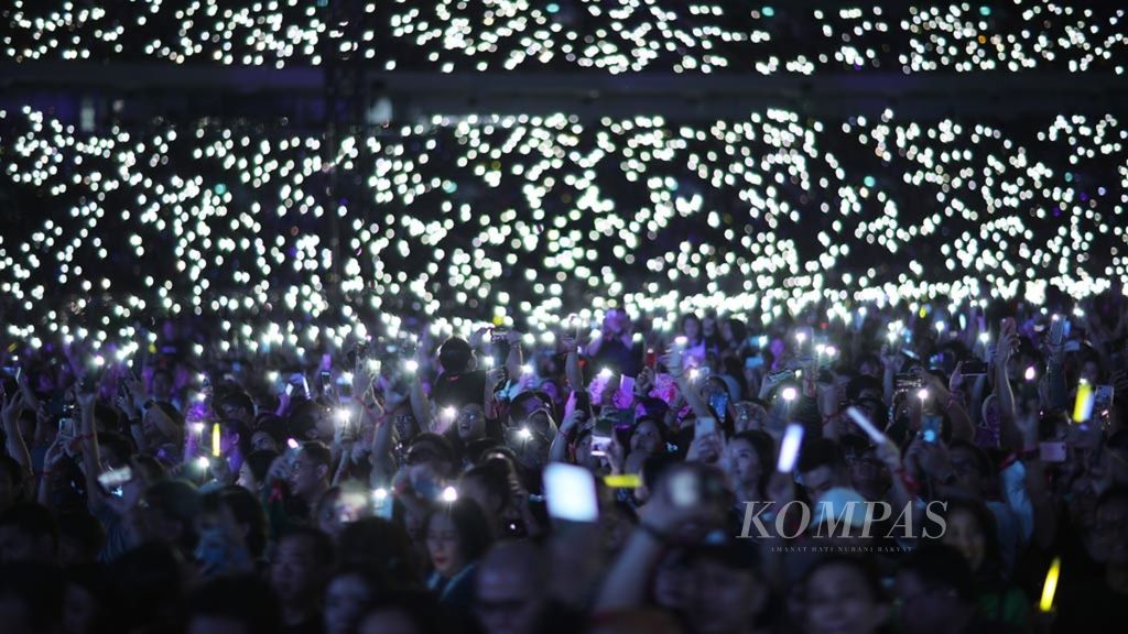 Penonton menyalakan lampu telepon seluler saat penyanyi pop asal Inggris, Ed Sheeran, menggelar konser di Stadion Utama Gelora Bung Karno, Senayan, Jakarta, Jumat (3/5/2019). 