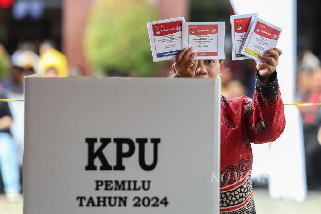 Warga menunjukkan berbagai jenis surat suara saat simulasi pemungutan suara Pemilu 2024 di halaman Kantor Wali Kota Jakarta Pusat, Rabu (17/1/2024). Komisi Pemilihan Umum (KPU) Jakarta Pusat menggelar simulasi pemungutan dan penghitungan suara di tempat pemungutan suara. 