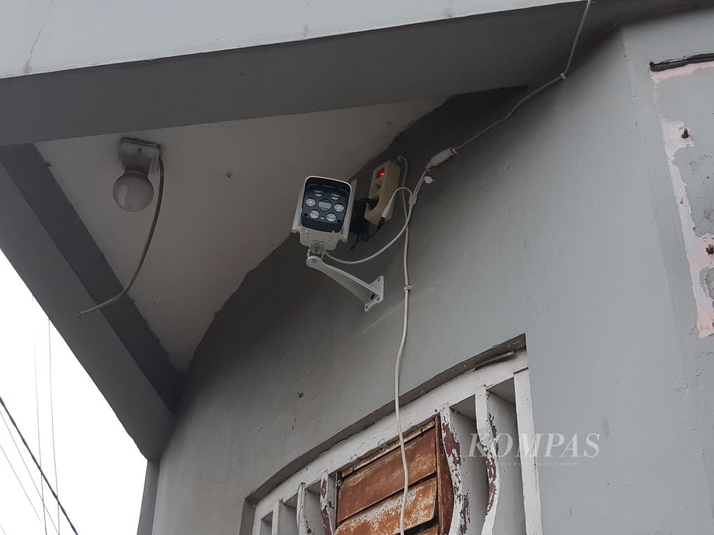 Sebuah kamera pemantau (CCTV) di salah satu rumah yang berada di Kelurahan Rawajati, Kecamatan Pancoran, Jakarta Selatan, Selasa (6/2/2024). Keberadaan CCTV membantu warga memantau lingkungannya.