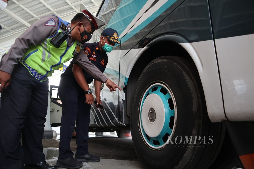 Petugas memasang stiker tanda pemeriksaan fisik bus di Terminal Harjamukti, Kota Cirebon, Jawa Barat, Rabu (20/4/2022). Pemeriksaan rem, lampu, hingga kesehatan sopir bus tersebut untuk memastikan kendaraan prima saat arus mudik Lebaran 2022.