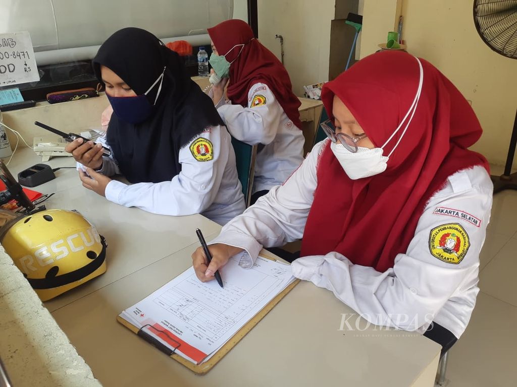 Inas Salsabila Putri (kanan), Riza Andini Anggraini (tengah), dan Listy Nur Ajizah bertugas di Markas PMI Cabang Jakarta Selatan, Minggu (1/5/2022). Mereka tergabung dalam Korps Sukarela UPN Veteran Jakarta.
