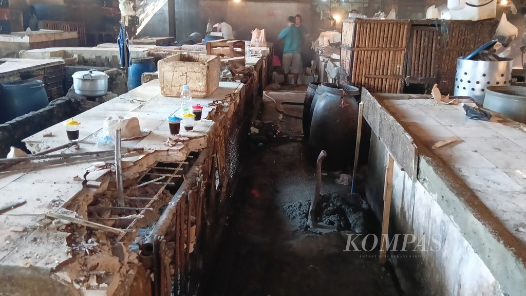 Kondisi lapak di kios daging dan ikan rusak akibat penyerangan orang tak dikenal di Pasar Kutabumi.