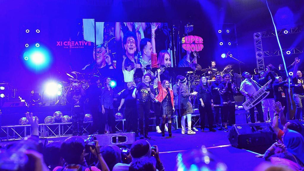 Band-band lintas generasi saat konser 5upergroup di Jakarta Convention Center, Jakarta, Selasa (21/11). Konser 5upergroups menghadirkan God Bless, Gigi, Krakatau, Kahitna, dan Sheila on 7.