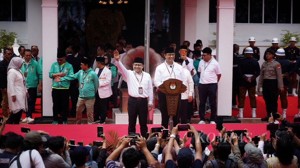 Pasangan bakal calon presiden dan calon wakil presiden Anies Baswedan dan Muhaimin Iskandar menggelar konferensi pers seusai mendaftar Pilpres 2024 di kantor Komisi Pemilihan Umum, Jakarta, Kamis (19/10/2023). 