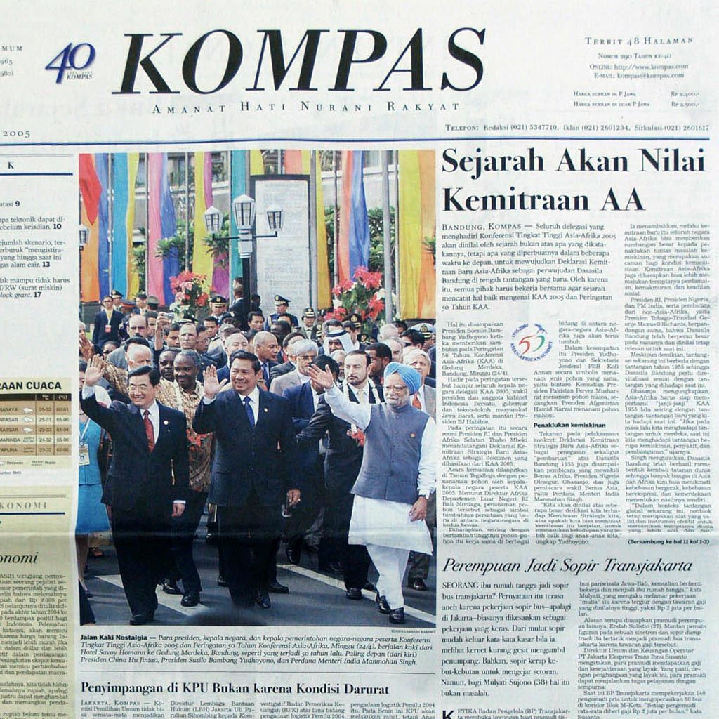 Halaman pertama harian Kompas edisi 25 April 2005 menampilkan defile peringatan 50 tahun Konferensi Asia Afrika di Bandung. Pemotretan tanpa tangga tidak mungkin menampilkan peserta defile di baris kedua dan seterusnya.