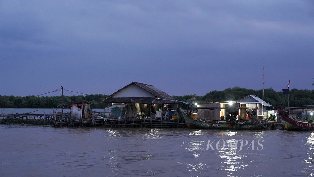Lampu penerangan menyala di salah satu hunian nelayan di Muara Bendera, Desa Pantai Bahagia, Kecamatan Muaragembong, Kabupaten Bekasi, Jawa Barat, Kamis (27/10/2022). 