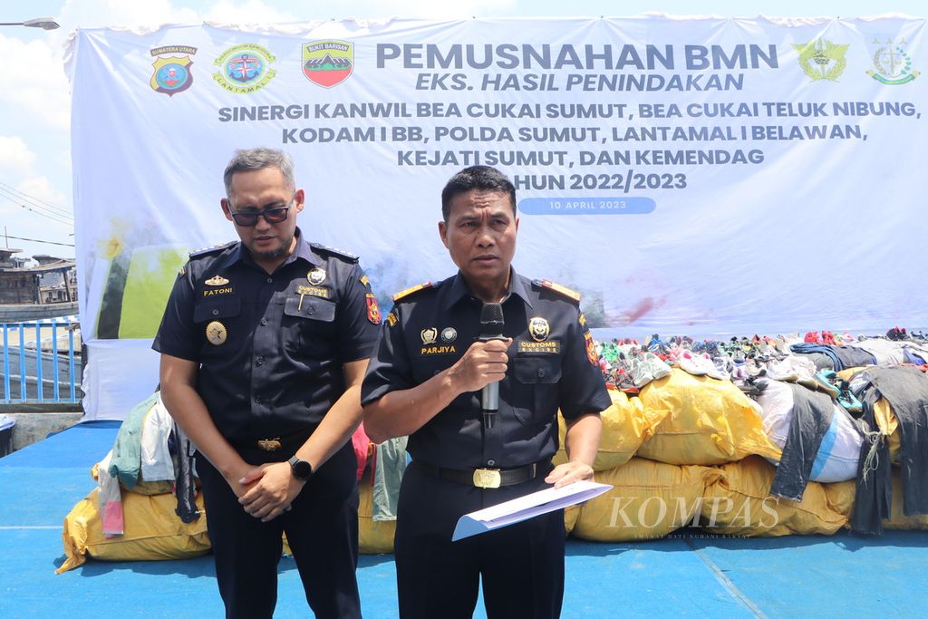 Kepala Kantor Direktorat Jenderal Bea dan Cukai Wilayah Sumatera Utara Parjiya (kanan) memberikan keterangan saat pemusnahan 634 karung pakaian bekas, di Medan, Senin (10/4/2023). Tidak ada tersangka penyelundupan dari beberapa kasus yang mereka tangani. 