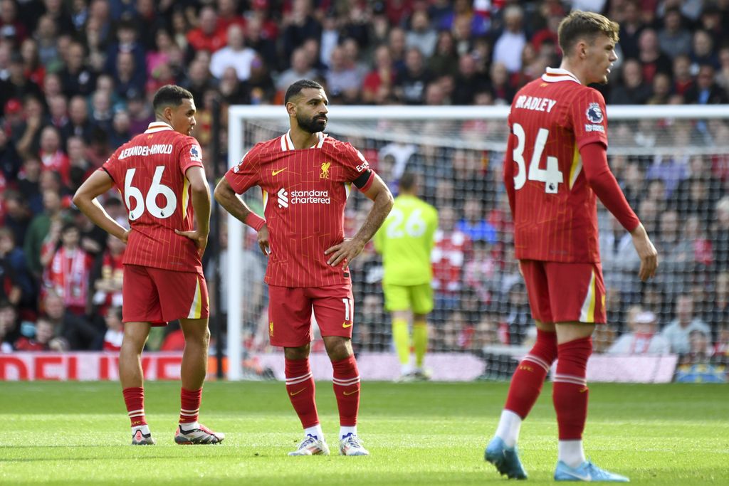 Tiga pemain Liverpool, Trent Alexander-Arnold (kiri), Mohamed Salah (tengah), dan Conor Bradley, saat laga lawan Nottingham Forest di Anfield, Sabtu (14/9/2024). 