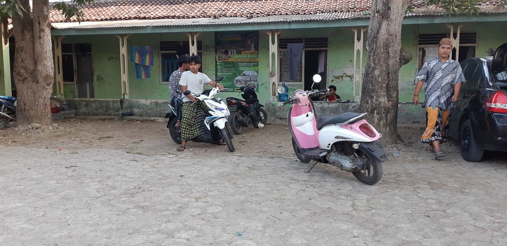 Penggunaan motor tanpa plat nopol di kawasan pedesaan pesisir Kabupaten Karawang, Rabu (6/9/2023). Penggunaan motor tanpa plat nopol lazim ditemui. Kondisi ini memudahkan penjualan motor hasil curian.