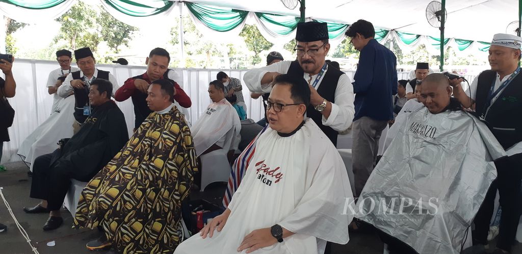 Penjabat Gubernur Jatim Adhy Karyono antusias ikut serta pada acara potong rambut gratis yang menjadi bagian dari Festival Ramadhan 2024 di Masjid Al Akbar Surabaya, Kota Surabaya, Jawa Timur, Senin (11/3/2024).