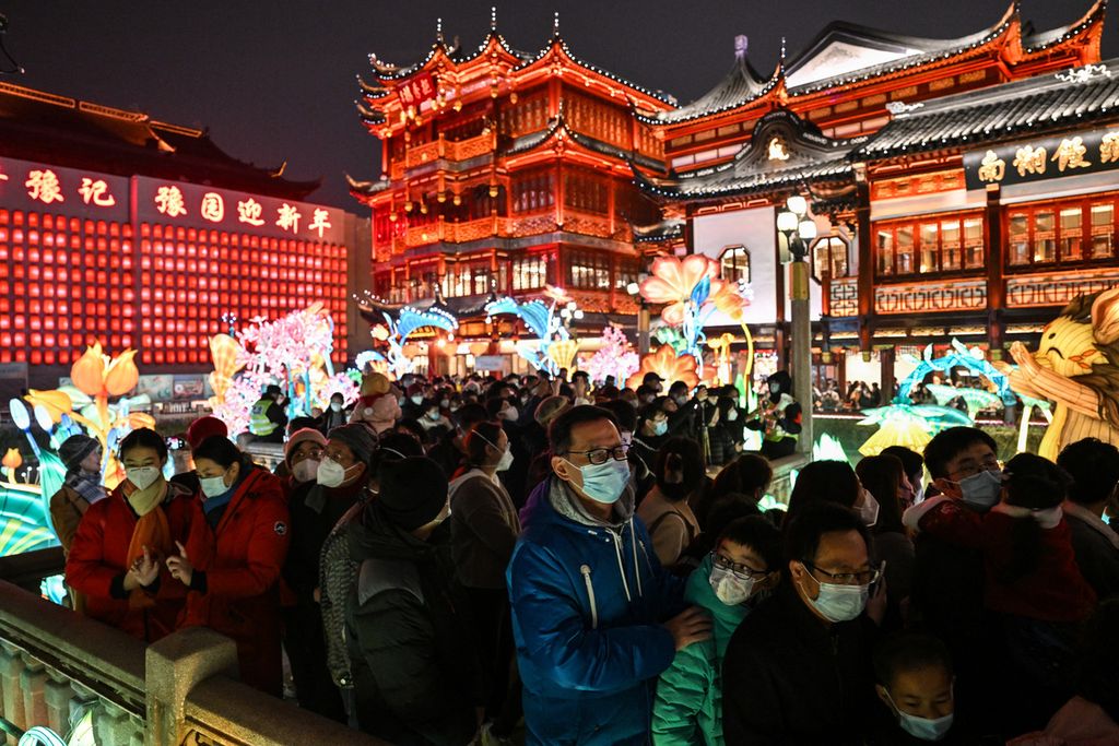 Orang-orang mengunjungi Yu Garden menjelang Imlek di Shanghai, China, 9 Januari 2023. 
