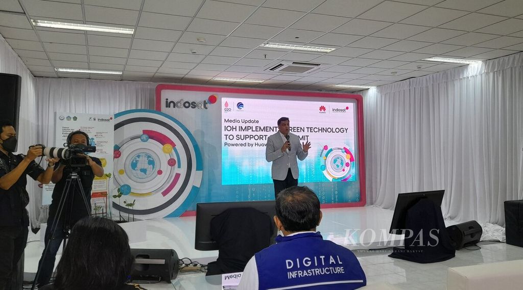 President Director and CEO of Indosat Ooredoo Hutchison Vikram Sinha (berdiri) memberikan keterangan perihal dukungan Indosat Ooredoo Hutchison dan Huawei terhadap penyelenggaraan KTT G20 2022 di Bali dalam jumpa media di Kuta, Badung, Jumat (11/11/2022).
