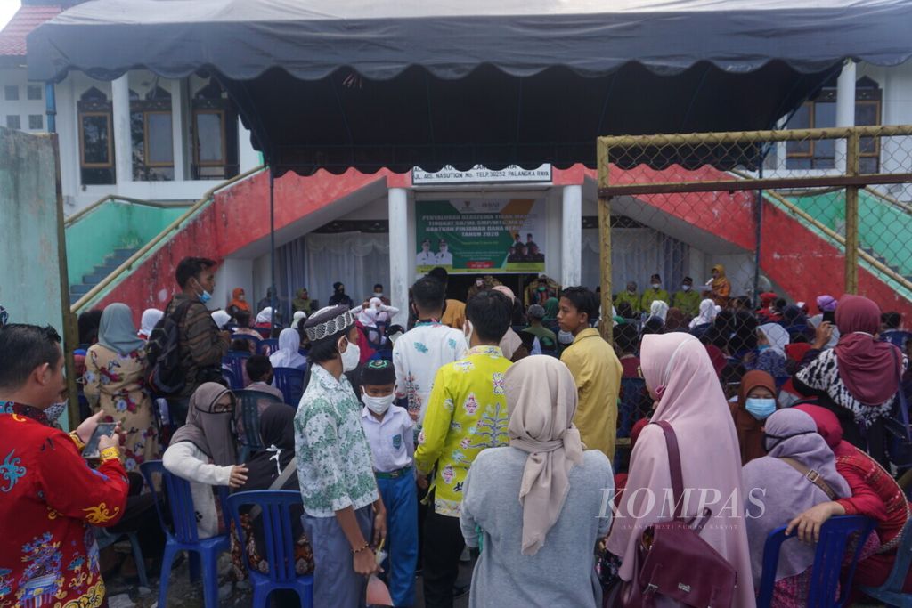 Badan Amil Zakat Nasional Kota Palangkaraya memberikan bantuan untuk 120 peserta didik mulai dari SD hingga madrasah aliyah di Kota Palangkaraya, Kalimantan Tengah, Kamis (27/8/2020).