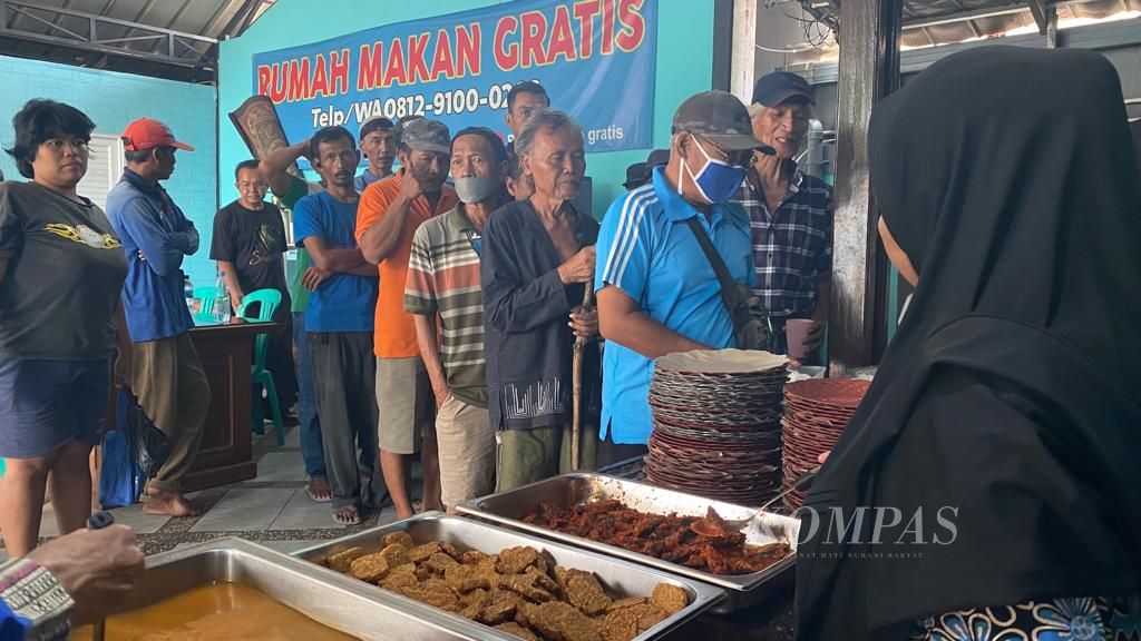 Beberapa warga tengah antre mendapatkan makanan gratis di Jalan Cilangkap Baru Nomor 9, RT 004 RW 001, Cilangkap, Kecamatan Cipayung, Kota Jakarta Timur, Rabu (20/9/2023).