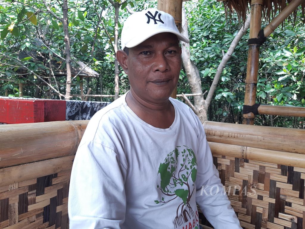 M Zaid, pengurus  Komunitas Mangrove Muara Angke.