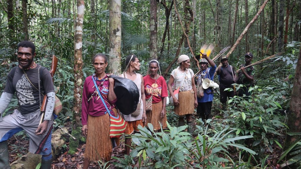 Masyarakat adat suku Awyu di Kabupaten Boven Digoel, Papua Selatan.