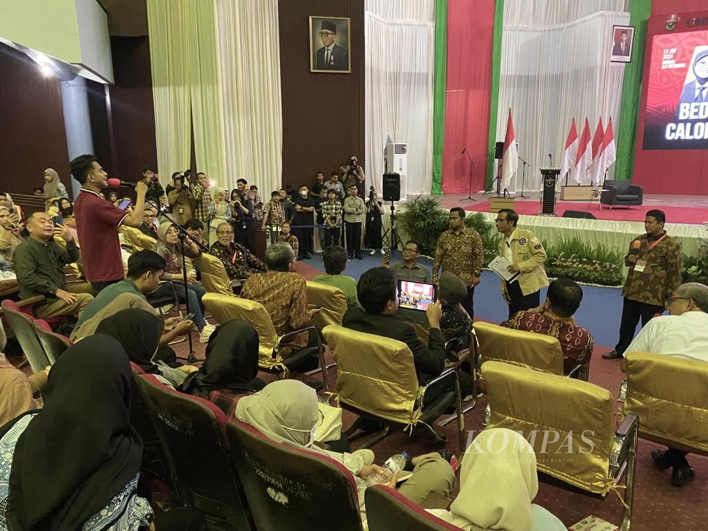 Mahfud MD berbincang dengan mahasiswa dalam bedah gagasan dan visi calon pemimpin bangsa yang diselenggarakan di kampus Universitas Hasanuddin, Makassar, Sulawesi Selatan, Sabtu (13/1/2024).