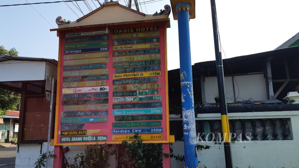 Daftar nama penginapan di Jalan Prawirotaman 1 di Kamoung Prawirotaman, Yogyakarta, Sabtu (7/5/2022).