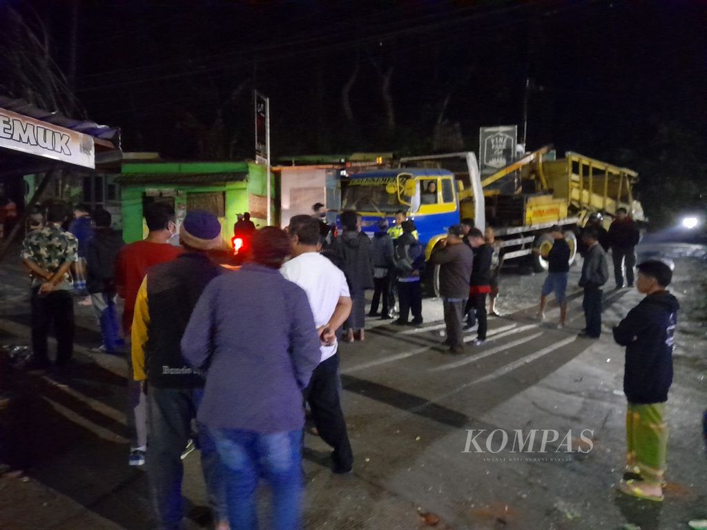 Warga masih bergerombol menyaksiman evakuasi kendaraan yang terlibat kecelakaan beruntun di jalur Klemuk, Kelurahan Songgokerto, Kota Batu, Jawa Timur, Selasa (16/5/2023) malam.