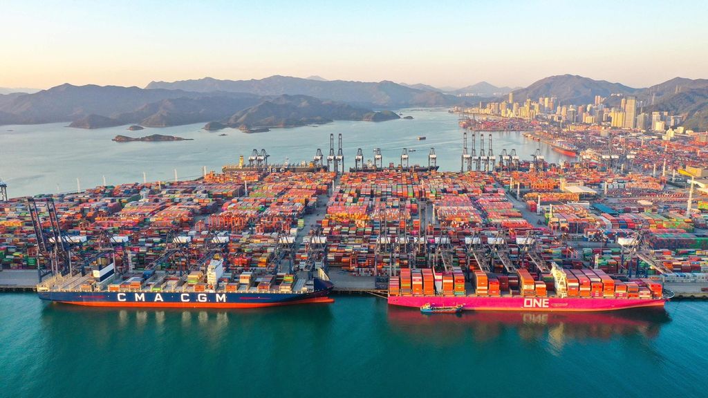 Foto udara sejumlah kapal kargo yang tengah berlabuh untuk memuat kontainer di Pelabuhan Yantian, Shenzhen, Provinsi Guangdong, China, pada 25 Desember 2022.