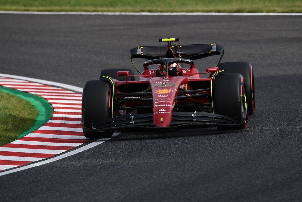 Pebalap Ferrari Carlos Sainz Jr memacu mobilnya saat kualifikasi Grand Prix Formula 1 seri Jepang di Sirkuit Suzuka, Prefektur Mie, Sabtu (8/10/2022). Carlos Sainz akan start dari posisi ketiga saat balapan Minggu (9/10/2022). 