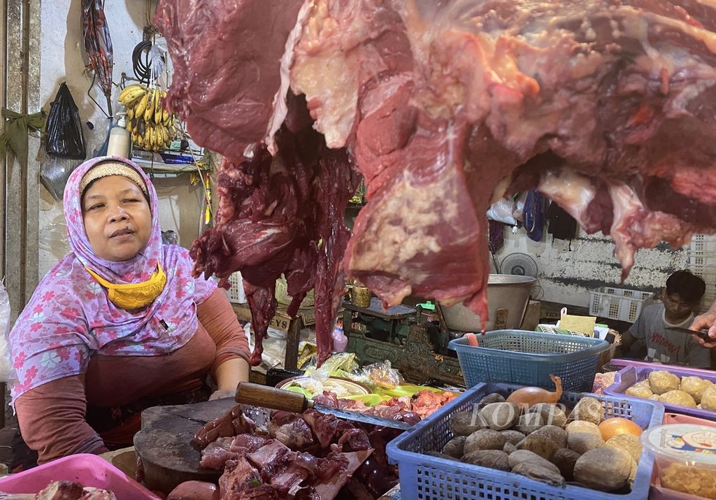 Pedagang daging sapi beraktivitas di Pasar Karangayu, Kecamatan Semarang Selatan, Kota Semarang, Jawa Tengah, Jumat (4/3/2022). 