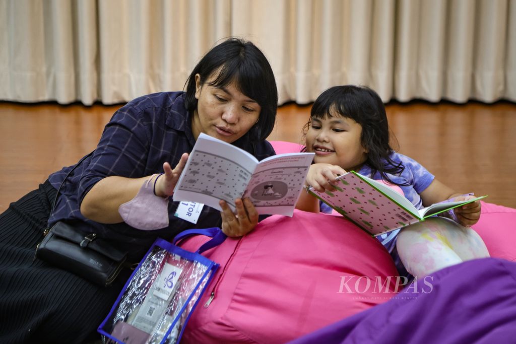 Orangtua mendampingi anaknya membaca buku anak di The Japan Foundation, Jakarta, Senin (5/2/2024).  