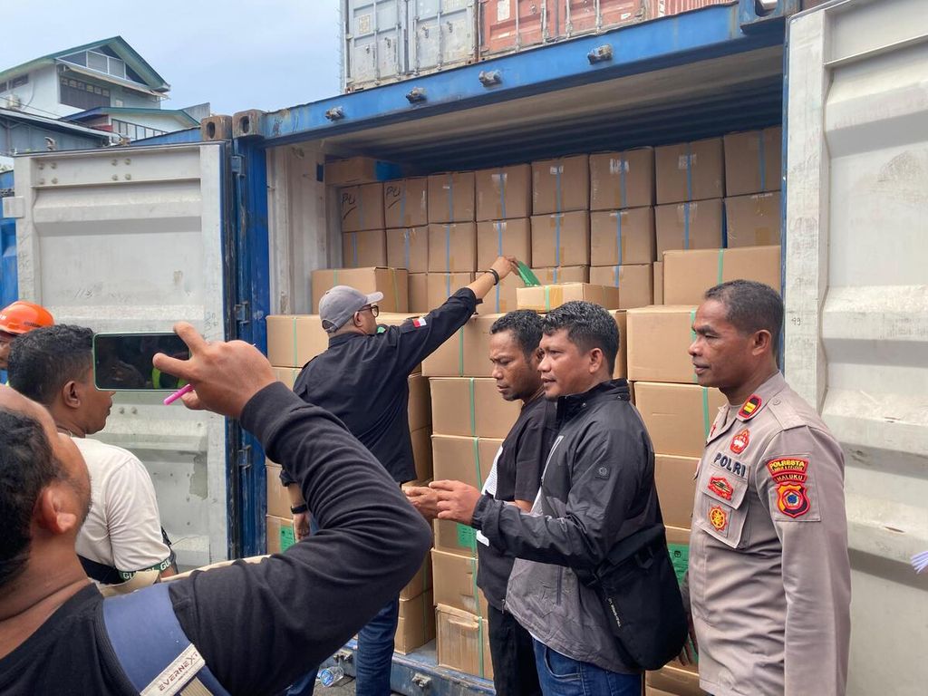Pengawalan Polda Maluku terhadap surat suara yang tiba di Pelabuhan Yos Sudarso, Minggu (3/12/2023).