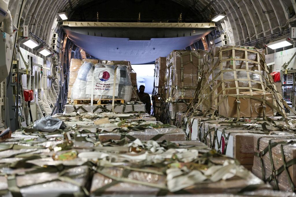 Kotak-kotak antara lain berisi obat-obatan di dalam pesawat militer Qatar dibongkar di Bandar Udara El-Arish, Mesir, 17 Januari 2024. 