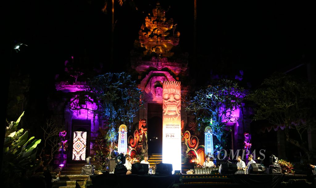 Penampilan grup gamelan selonding dari Bali pada pembukaan Indonesian Music Expo (Imex) 2023 di Museum Puri Lukisan, Ubud, Bali, Kamis (21/9/2023) malam. Gamelan selonding adalah musik Bali purba yang berasal dari masyarakat Bali Aga (penduduk asli Bali). 
