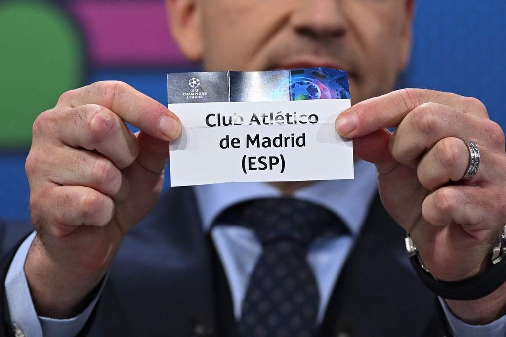 Mantan pemain Chelsea, John Terry, memegang kertas bertuliskan Atletico Madrid pada undian fase gugur Liga Champions, Senin (18/12/2023). Atletico menjadi lawan Inter Milan.