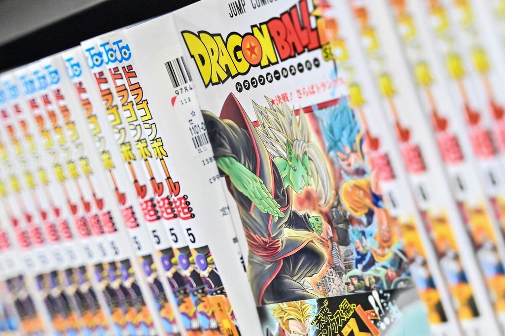 Buku-buku manga <i>Dragon Ball</i> di sebuah rak toko di pusat kota Tokyo, Jepang, Jumat (8/3/2024). 