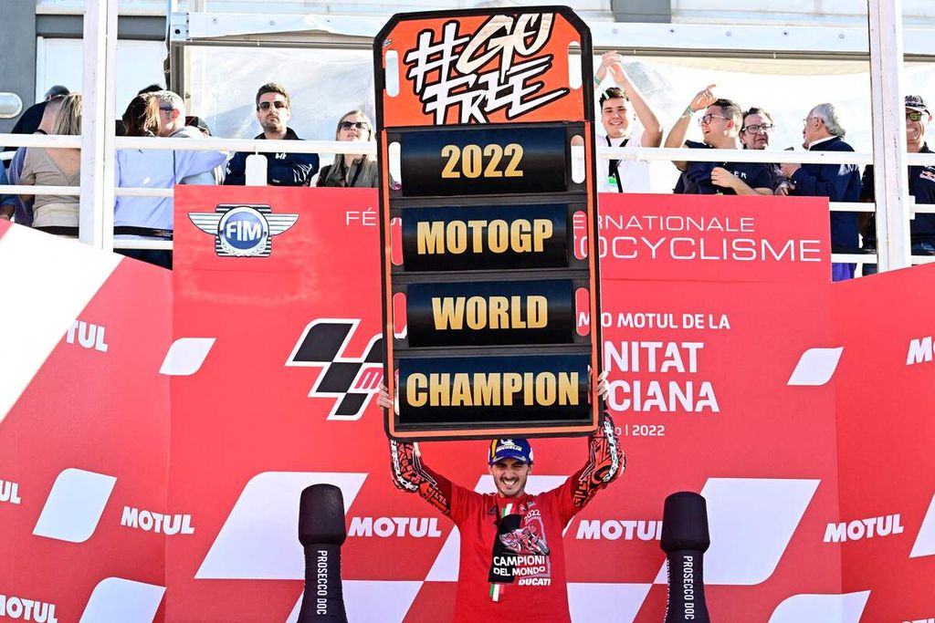 Pebalap tim Ducati Francesco Bagnaia merayakan keberhasilannya menjuarai MotoGP usai seri terakhir dalam MotoGP seri Valencia di Sirkuit Ricardo Tormo, Cheste, dekat Valencia, Spanyol, Minggu (6/11/2022). 