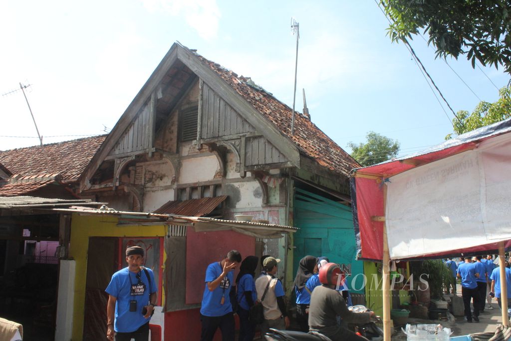 Potret bangunan bekas Stasiun Indramayu, Kabupaten Indramayu, Jawa Barat, yang beralih fungsi menjadi rumah penduduk, Rabu (15/11/2023). Stasiun itu pernah beroperasi dan akhirnya ditutup pada 21 Juli 1973.
