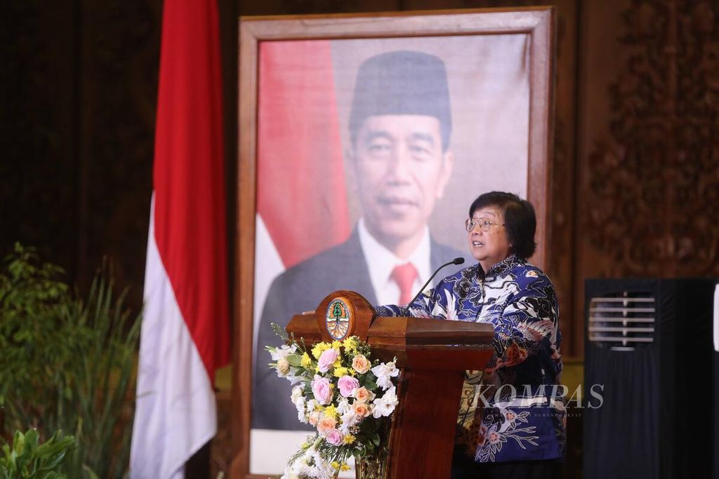 Menteri Lingkungan Hidup dan Kehutanan Siti Nurbaya Bakar memberikan sambutan dalam acara Penghargaan Proklim dan Peresmian Rumah Kolaborasi dan Konsultasi Iklim dan Karbon di Gedung Manggala Wanabakti, Kementerian Lingkungan Hidup dan Kehutanan, Jakarta, Selasa (24/10/2023).