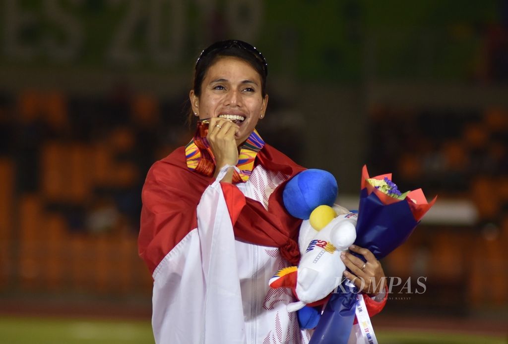 Pelompat jauh putri Indonesia, Maria Natalia Londa, merayakan emas lompat jauh putri SEA Games 2019 di Stadion Atletik, New Clark City, Filipina, Minggu (8/12/2019). Dalam final itu, Maria berhasil meraih emas dengan lompatan terbaik 6,47 meter.