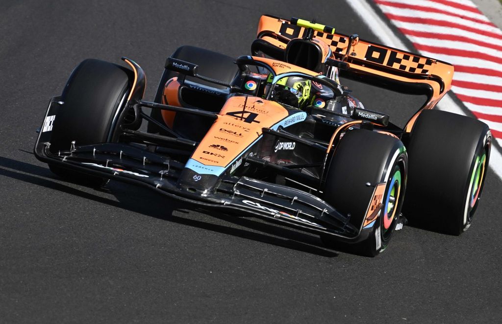 Pebalap tim McLaren Lando Norris memacu mobilnya pada sesi kualifikasi F1 seri Hongaria di Sirkuit Hungaroring, di Mogyorod, dekat Budapest, Hongaria, Sabtu (22/7/2023). Norris menempati posisi start ketiga.