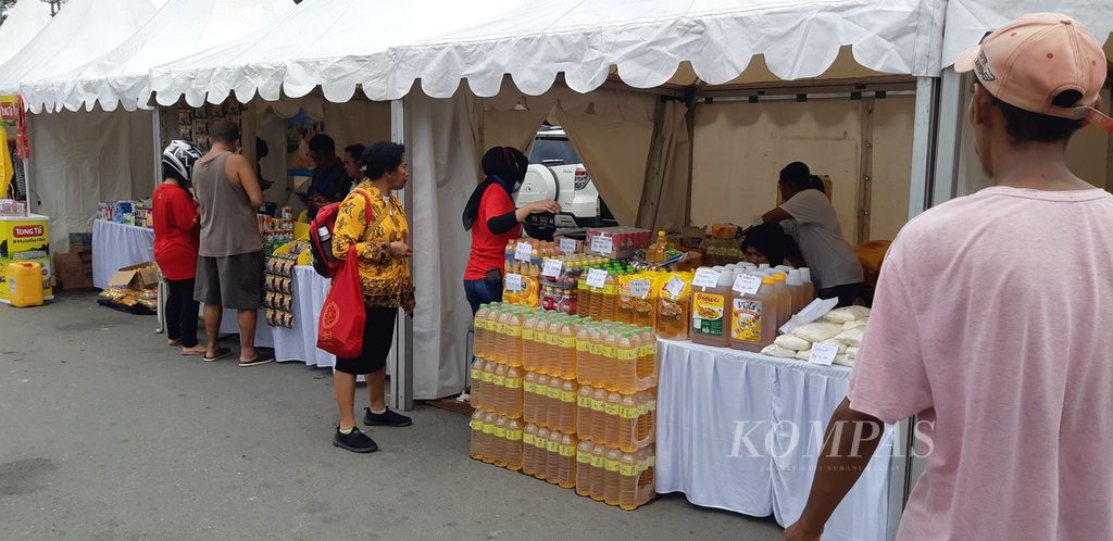 Pemerintah Provinsi Papua dan Bank Indonesia Perwakilan Provinsi Papua menggelar kegiatan pasar murah di Taman Imbi Jayapura, Papua, Kamis (8/12/2022).