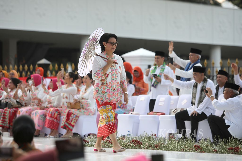 Menteri Luar Negeri Retno LP Marsudi ikut memeriahkan acara Istana Berkebaya di halaman Istana Merdeka, Jakarta, Minggu (6/8/2023). 