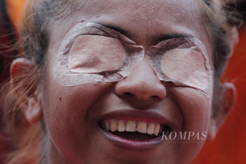 Pelari Susan Unggu dari Sulawesi Utara meluapkan kebahagiaan setelah berlomba pada babak final nomor lari 100 meter putri klasifikasi T11 Pekan Paralimpiade Nasional Papua di Stadion Lukas Enembe, Kabupaten Jayapura, Papua, Senin (8/11/2021).