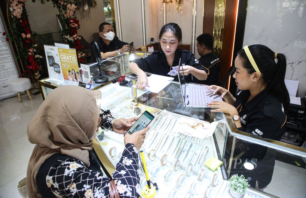 Petugas melayani nasabah yang hendak melakukan tukar tambah perhiasan emasnya di Galeri 24 Pegadaian, Jakarta Pusat, Selasa (05/12/2023). Perhiasan emas diminati tidak hanya sebagai perhiasan, tetapi juga sebagai instrumen investasi jangka pendek dan jangka panjang. 