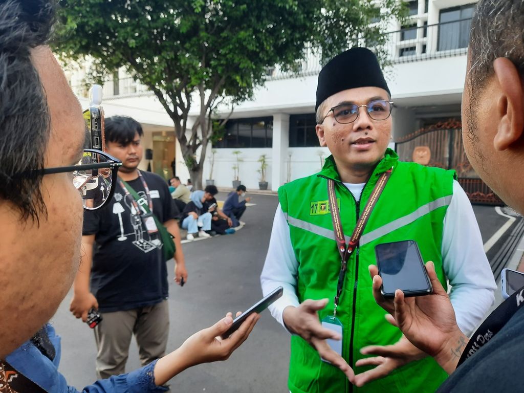 Sekretaris Jenderal Partai Persatuan Pembangunan Arwani Thomafi menjawab pertanyaan awak media di Kantor Komisi Pemilihan Umum, Jakarta, Jumat (12/5/2023).