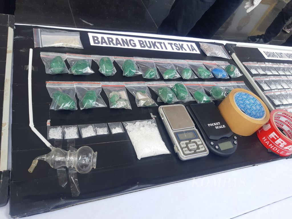 A snapshot of the evidence from a drug case that was uncovered on Friday (10/5/2024) in Cirebon, West Java. One of the cases revealed was the method of distributing crystal meth using cement that resembles stones.