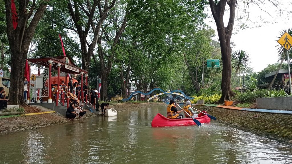 Suasana wisata kano sejauh 50 meter hingga 100 meter di Kali Sipon, Kota Tangerang, Banten, Sabtu (20/8/2022).