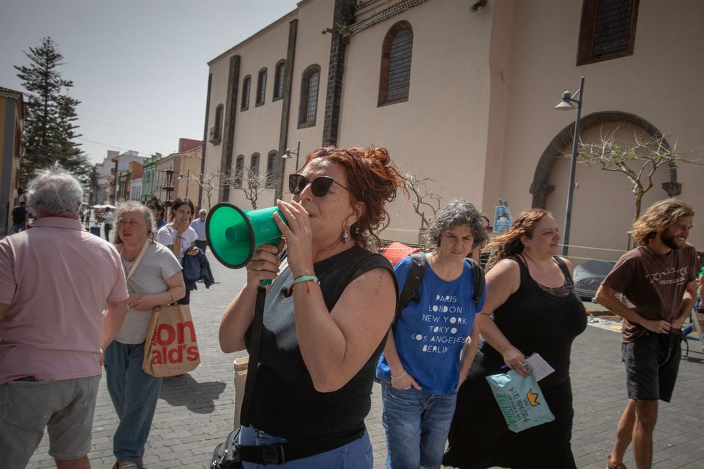 Anggota gerakan Canaria se agota (Canary Lelah) ikut protes terhadap pembangunan hotel dan infrastruktur pariwisata massal di La Laguna di Tenerife, Spanyol, 13 April 2024. 