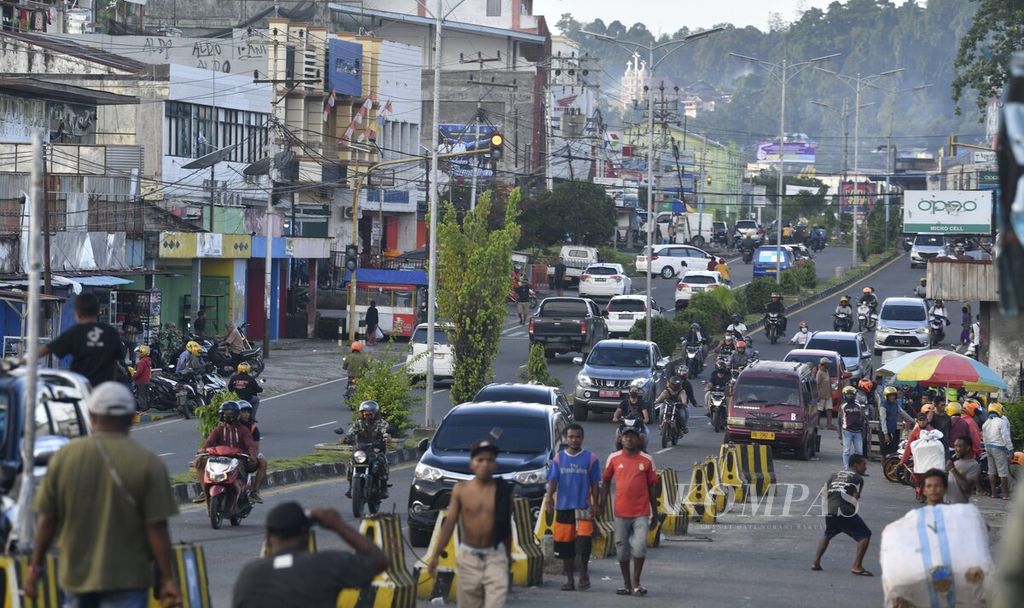 Suasana Jalan Yos Sudarso di depan Pasar Sanggeng, Manokwari, Papua Barat, Kamis (15/4/2021). Beberapa hari lalu, Provinsi Papua Barat disepakati pemerintah dan DPR untuk dimekarkan.  
